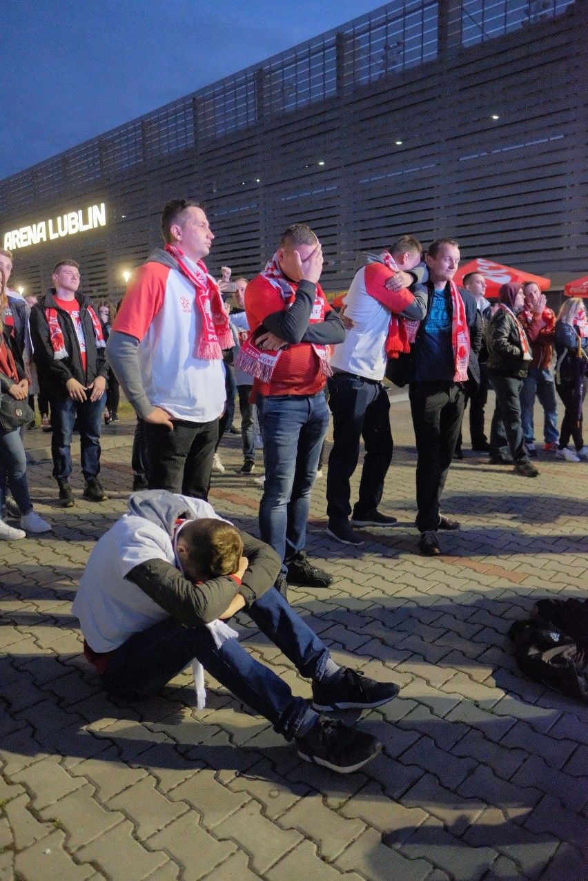 Czerwiec 2018 - załamani polscy kibice w Strefie Kibica pod...