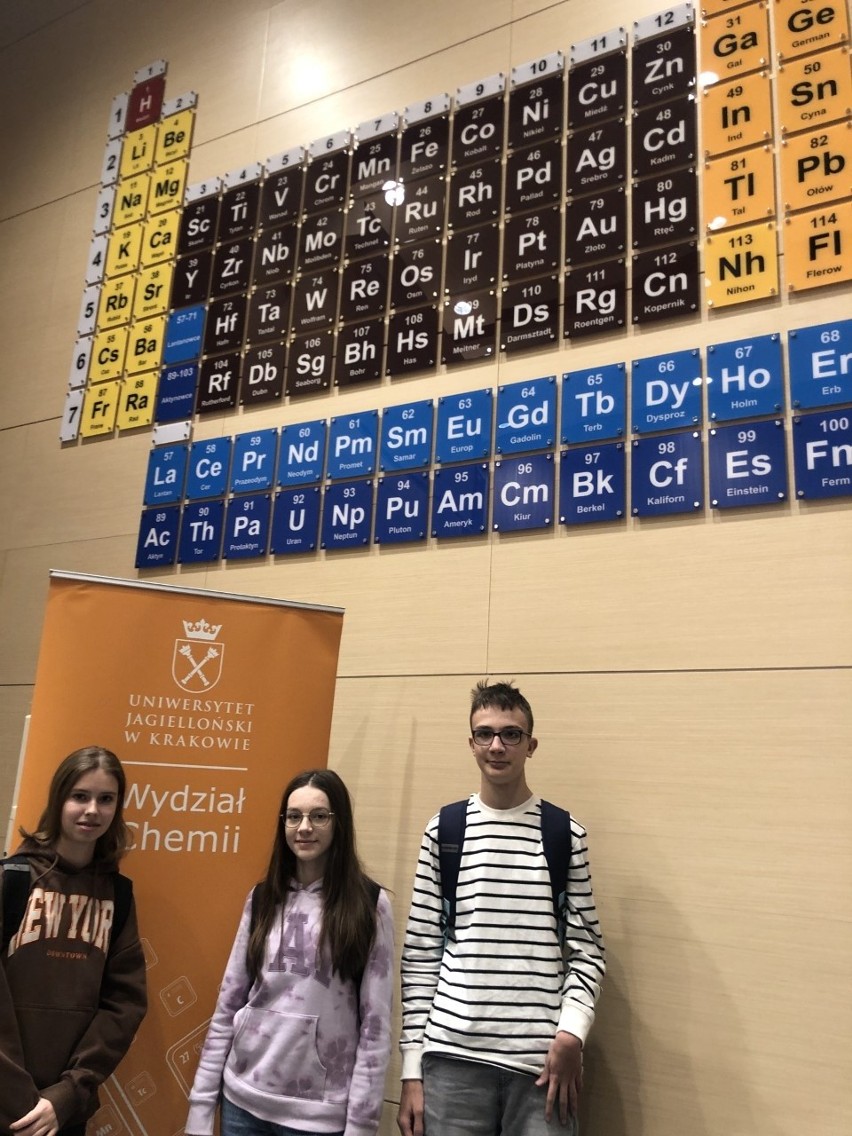 Młodzi naukowcy w Publicznej szkoły Podstawowej numer 5 w Radomiu na niezwykłych zajęciach z chemii na uniwersytecie w Krakowie