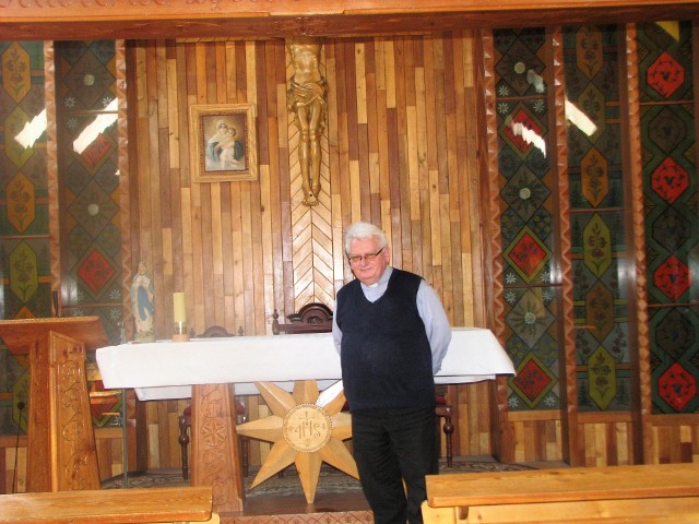 Kaplica na poddaszu, tzw. zakopianka, dzieło ks. Curzydły - jest prawdziwą ozdobą domu katechetycznego - mówi ks. Bernard Jurczyk. - To miejsce sprzyja skupieniu i modlitwie.