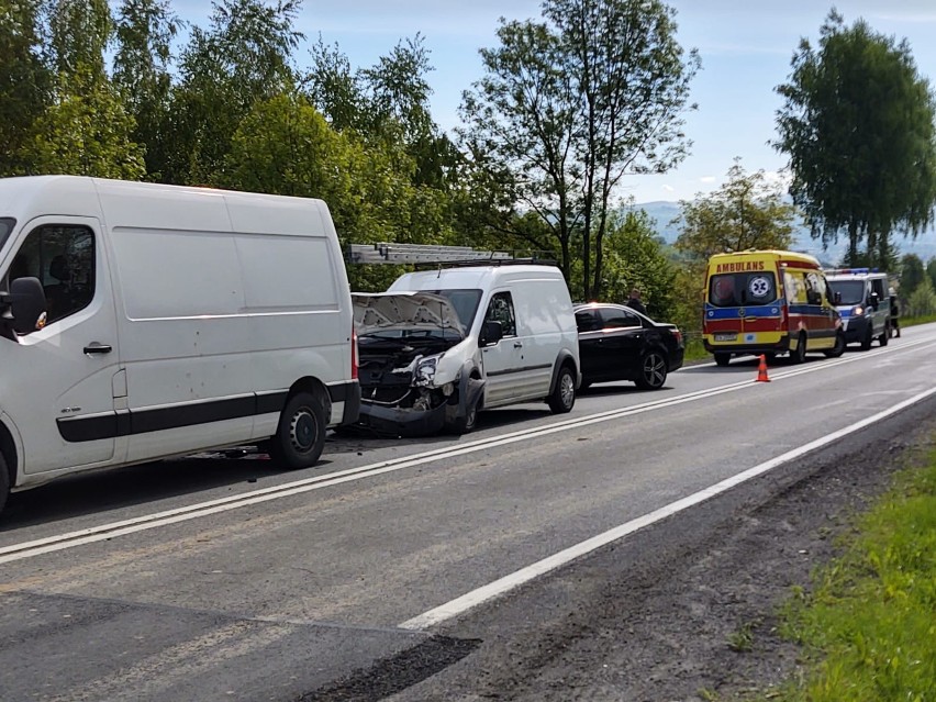 Biczyce Górne wypadek. Na drodze krajowej nr 28 zderzyły się dwa samochody osobowe i jeden dostawczy