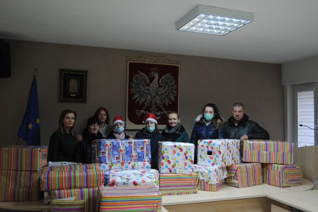 Przedstawiciele Szkoły Podstawowej imienia Mikołaja Reja w Nagłowicach w poniedziałek przywieźli dary dla poszkodowanej w pożarze rodziny z Włoszczowy.