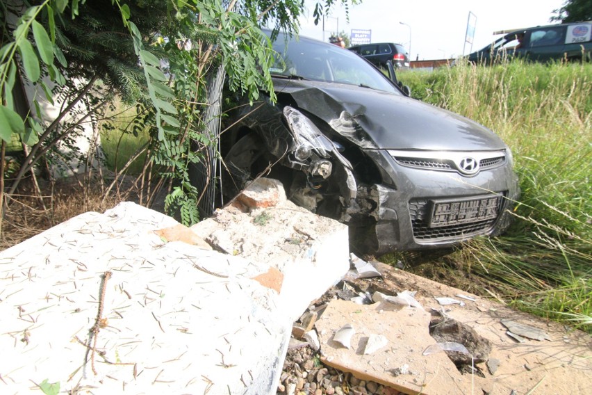 Wypadek na Swojczycach. Hyundai wjechał w płot [ZDJĘCIA]