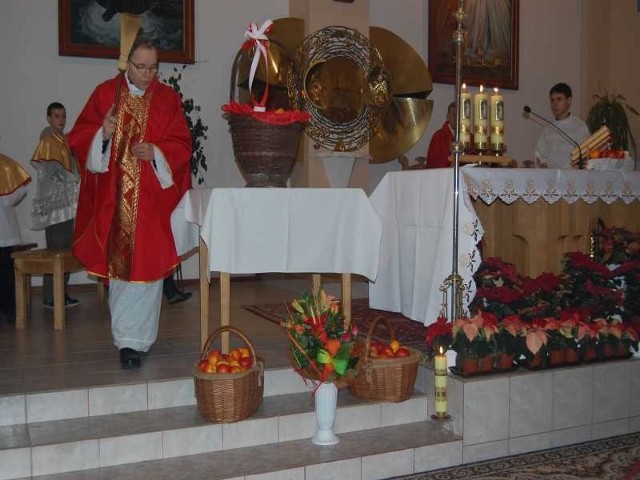 W trakcie mszy jabłka ułożone w kilku koszach poświęcił ksiądz dziekan Stanisław Bar.
