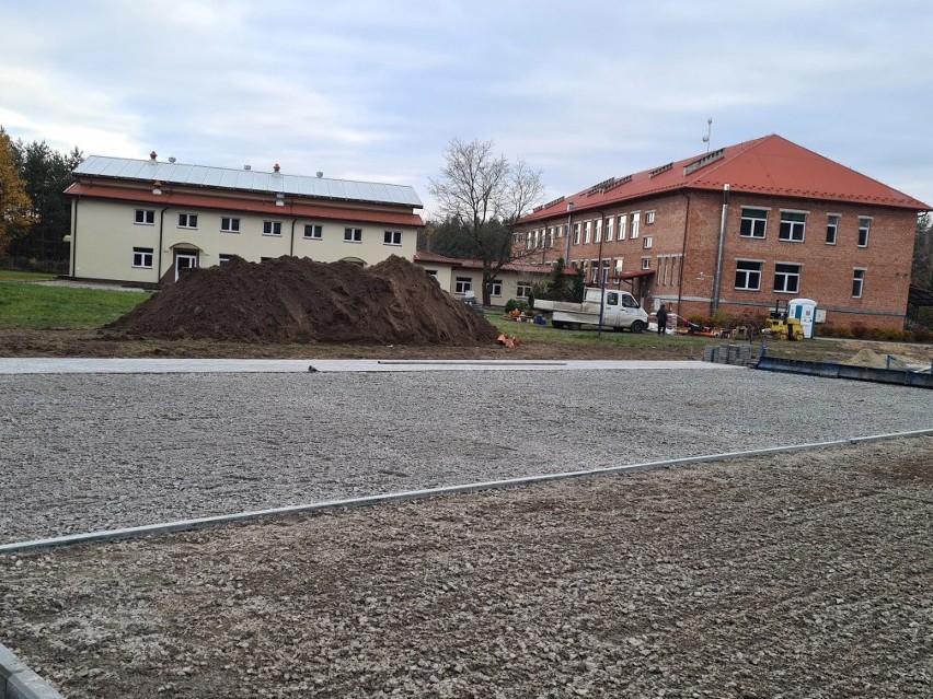 Budowa boiska wielofunkcyjnego obok Publicznej Szkoły...