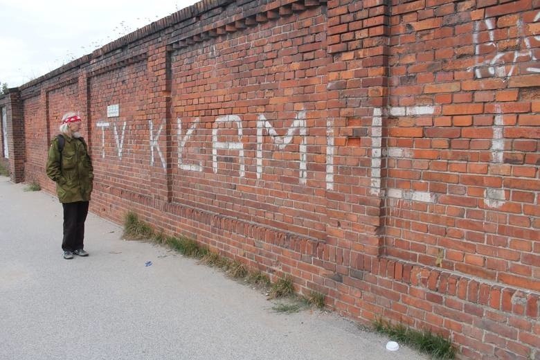 Tymczasem napis na murze przy Szosie Lubickiej powstał w...