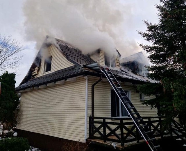 Strażacy gasili pożar domu jednorodzinnego we wsi Poświętne.