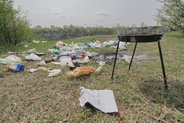 Jeszcze w poniedziałek śmieci po sobotniej imprezie leżały nad zalewem w Zakrzówku