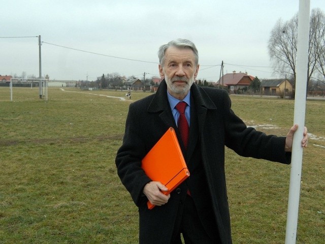 - Tereny zielone to nie miejsce na korty. Chcemy tutaj ogólnodostępnych boisk i placów zabaw - mówi Zbigniew Grabowski, szef rady osiedla Drabinianka.
