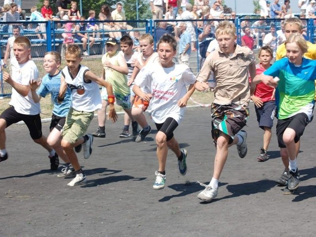 Biegacze ze szkół podstawo-wych (klasa 5-6), którzy mieli do pokonania 800-metrowy dystans. Wygrał Patryk Pozorski.