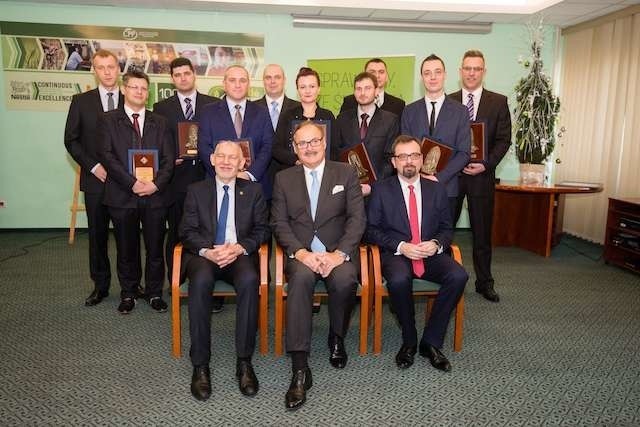 Prof. Andrzej Sokala, prezes Wojciech Sobieszak i dr Marcin Czyżniewski z Pracownikami Roku w CPP Toruń-Pacific