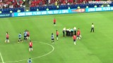 Intruz, który wbiegł na boisko w czasie meczu Copa America został podcięty przez chilijskiego piłkarza. Luis Suarez domagał się kartki