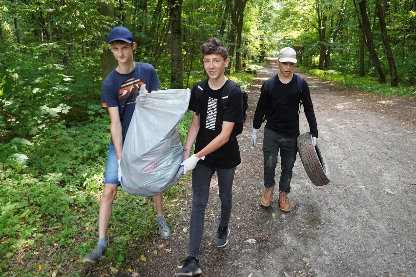 Wielkie sprzątanie w lesie Zwierzynieckim.