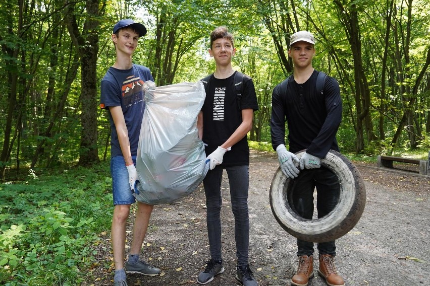 Wielkie sprzątanie w lesie Zwierzynieckim. Tomek, Krzysztof...