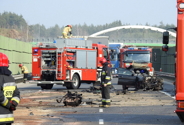 Poważny wypadek na obwodnicy Wasilkowa. DK 19 zablokowana. Czołowe zderzenie osobówki i samochodu ciężarowego 