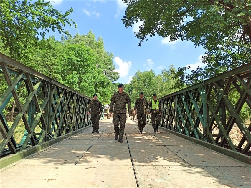 Żołnierze 3. Batalionu Inżynieryjnego z Niska zbudowali powodzianom tymczasowy most (ZDJĘCIA)