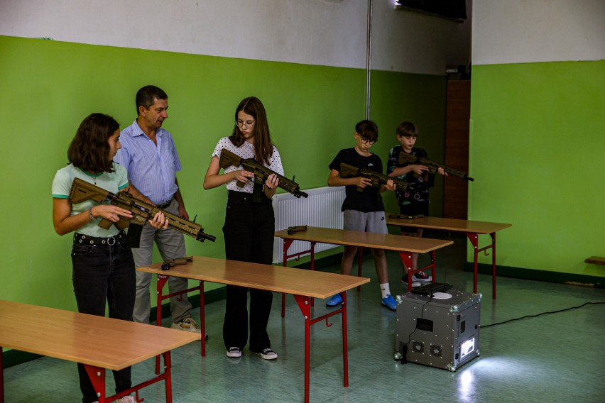 Uczniowie z Beska uczą się strzelać z broni laserowej. Umożliwia to wirtualna strzelnica [ZDJĘCIA, WIDEO]