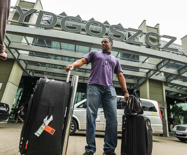 Ato Boldon z bagażami po wyjściu z bydgoskiego lotniska. Fot. Dariusz Bloch