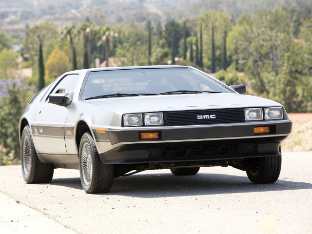 Przypomnijmy, że rodukcja DeLoreana ruszyła w 1981 roku. Początkowo zakładano, że samochód będzie kosztował 12 tys. dolarów. Ostatecznie DMC-12 sprzedawano jednak za 25 tys. dolarów, co skutecznie zawęziło grono klientów. Po roku, z powodu problemów finansowych, producent ogłosił bankructwo / Fot. DeLorean