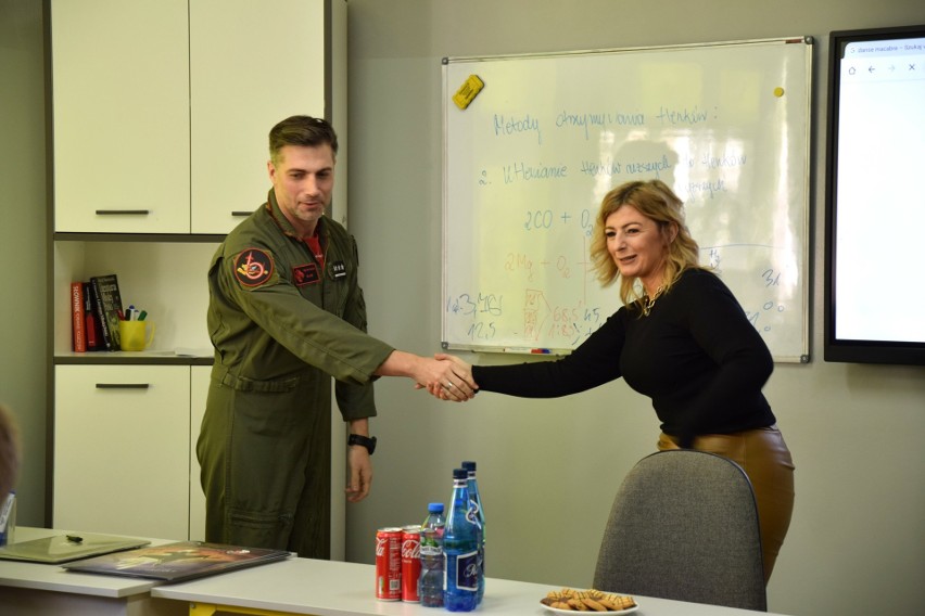 Maciej "Slab" Krakowian, pilot F-16 odwiedził Technikum Lotnicze w Nagoszewie. To było bardzo ciekawe spotkanie