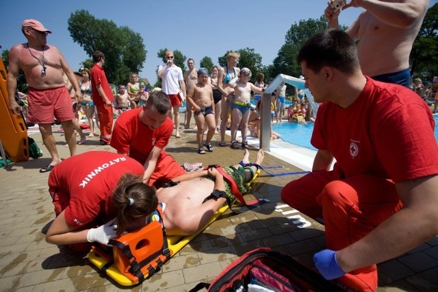 Ratownicy pokazywali, jak powinna przebiegać akcja ratunkowa osoby, która skoczyła do wody i mogła doznać urazów kręgosłupa, czy jak pomóc osobie, która się podtopiła.