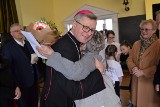 Ks. bp Arkadiusz Okroj spotkał się ze swoimi bliskimi i przyjaciółmi z rodzinnej parafii w Chmielnie ZDJĘCIA 