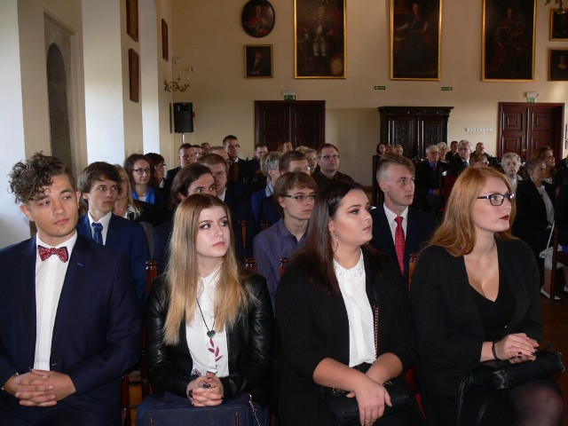 Na Wydziale Zamiejscowym Uniwersytetu Jana Kochanowskiego w Sandomierzu łącznie na trzech kierunkach mechatronika, kosmetologia i filologia angielska  studiuje 250 studentów,  w tym na I roku 70 osób. Ponad 50 osób kształci się  na studiach  podyplomowych.