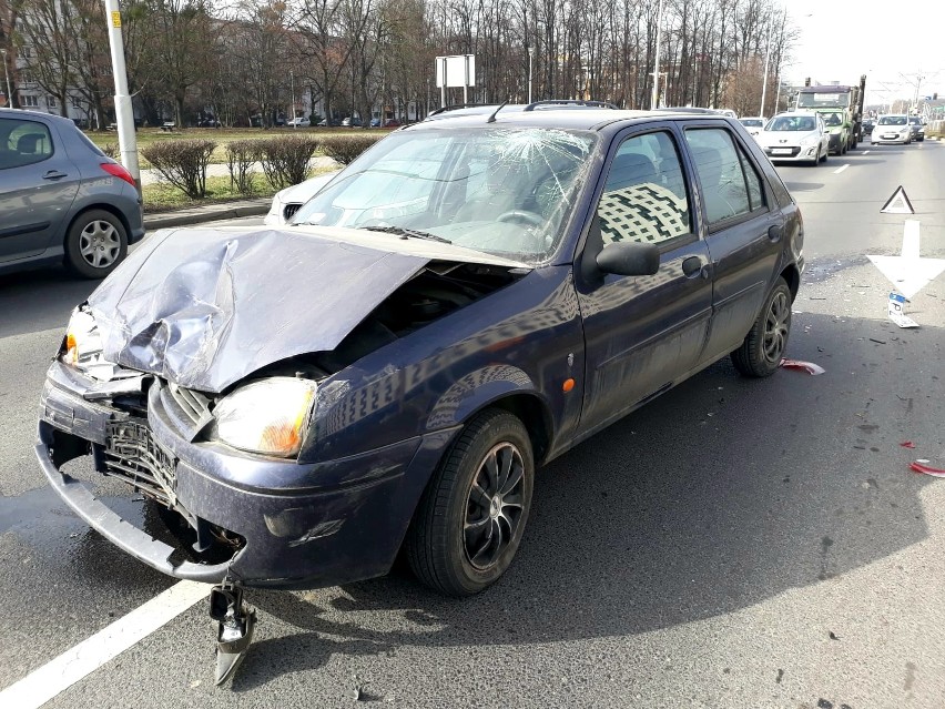 Groźny wypadek na Legnickiej. Kierowca kompletnie pijany [ZDJĘCIA]
