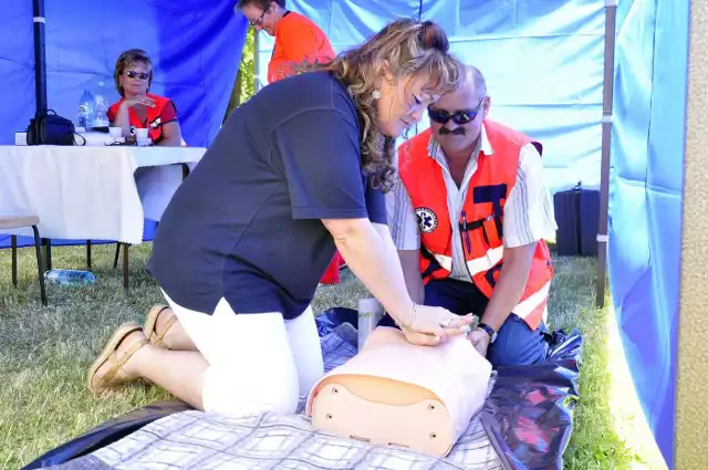 Pielęgniarka Małgorzata Kędzierska-Abidi  i ratownik medyczny Andrzej Sapiński  z Radomskiej Stacji Pogotowia Ratunkowego pokazują jak udzielić pierwszej pomocy.