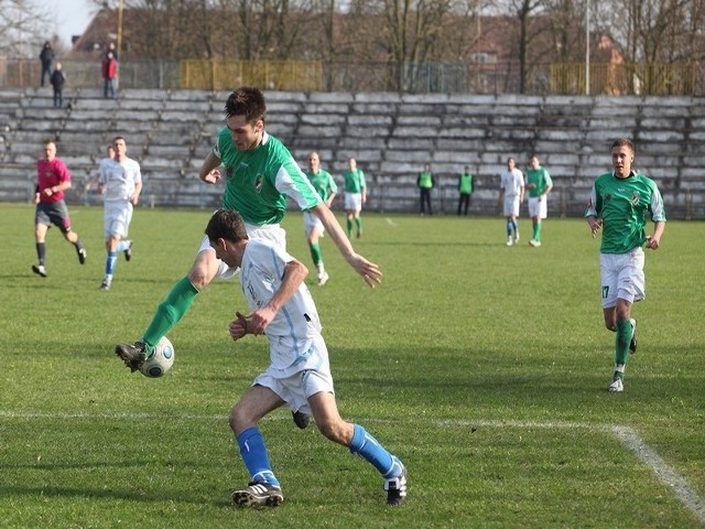 W meczu III ligi Pomorze, Blekitni Stargard Szczecinski wygrali z Gryfem Slupsk 3:1 (1:1).