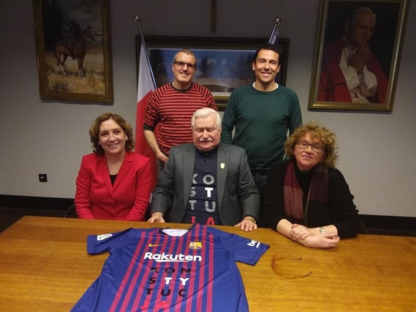 Liga hiszpańska. Lech Wałęsa z koszulką FC Barcelony. A na niej napis "Konstytucja" 