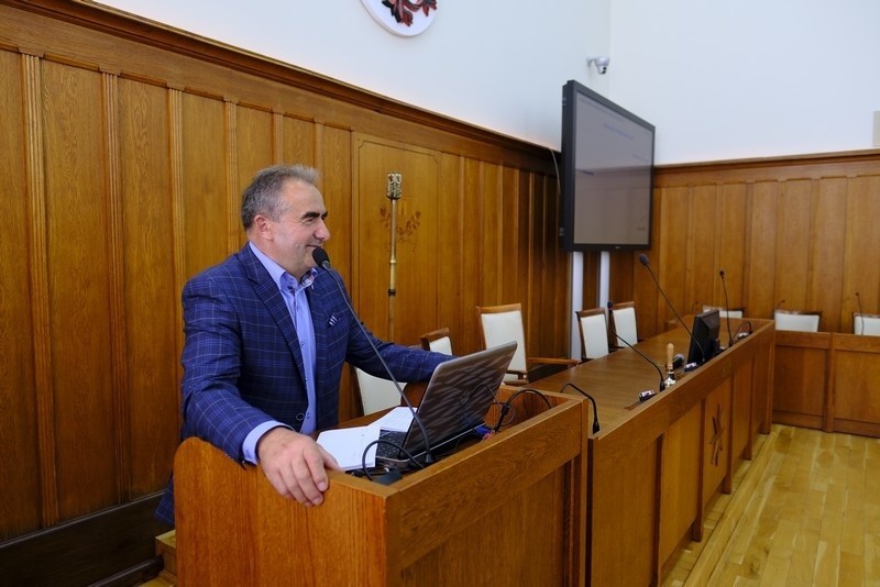 W sali sesyjnej Urzędu Marszałkowskiego w Toruniu odbywa się...