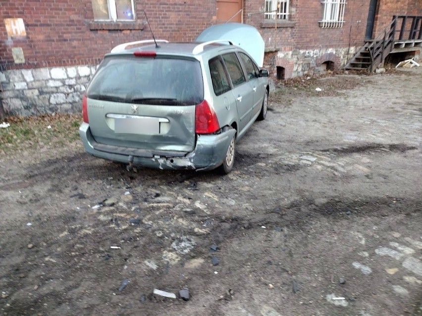 Kolizja w Namysłowie. Młoda kobieta w peugocie wpadła w poślizg i uderzyła w zaparkowane auto