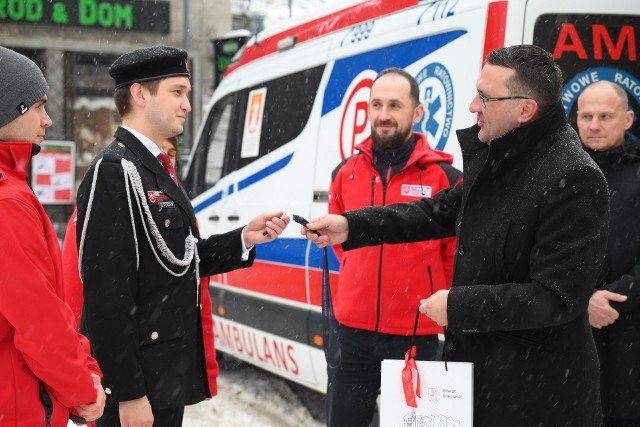 Starosta krakowski Wojciech Pałka przekazał kluczki do ambulansu Bartoszowi Poganowi z Maltańskiej Służby Medycznej