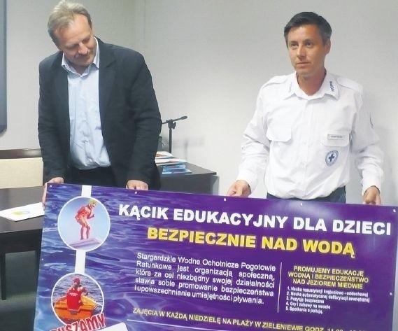 Cezary Kalaga, szef stargardzkiego WOPR (z prawej) i Dariusz Zagrodzki prezes Miedwiańskiego CentrumWodnego pokazują tablicę, którą oznakowany będzie plażowy kącik edukacyjny dla dzieci.