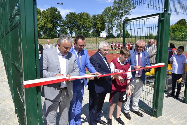 Przy szkole w Mierzwinie powstało boisko wielofunkcyjne. W otwarciu obiektu uczestniczył poseł Krzysztof Lipiec oraz gospodarze gmin i powiatu.