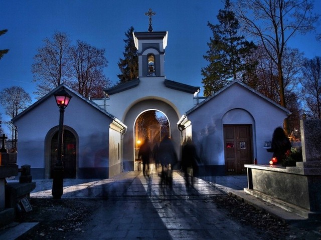 Biskup Edward Materski zostanie pochowany w grobowcu biskupów radomskich, przygotowanym w kaplicy dawnej bramy cmentarza przy ulicy Limanowskiego.