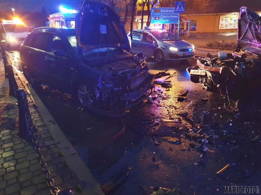 Oba samochody biorące udział w wypadku w Ozimku zostały...