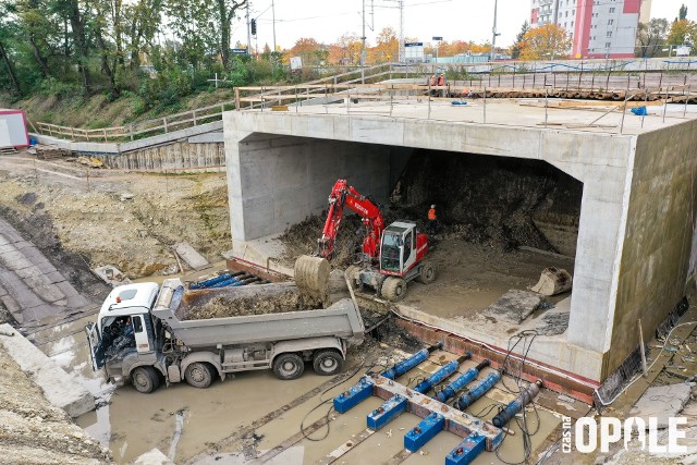 Centrum przesiadkowe Opole Wschodnie. Rozpoczęto wciskanie pierwszego segmentu nowego tunelu w nasyp kolejowy