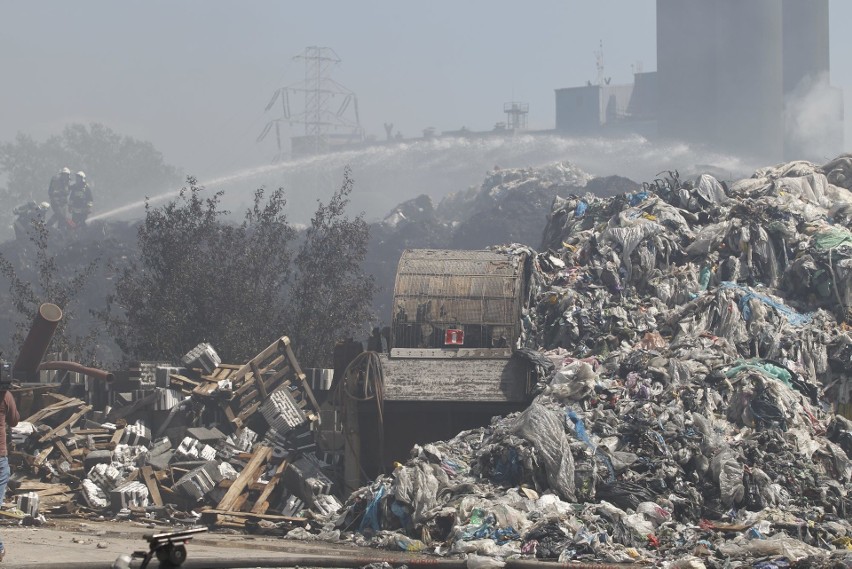 Środowisko nie zostało skażone przez pożar składowiska odpadów w Zgierzu