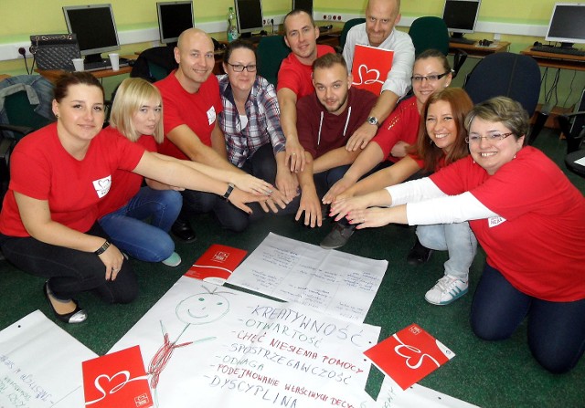 Team grudziądzkich wolontariuszy "weteranów&#8221;, od lewej: Beata Piasecka, Weronika Zieminska, lider Piotr Rohde, Katarzyna Kałużna (trener), Daniel Piasecki, Dominik Wiśniewski, Andrzej Hara, Magdalena Żurawska, Lucyna Kasperek i Monika Filińska w trakcie sobotniego szkolenia w Szkole Podstawowej nr 16. Mówią: - Umiemy już dużo, ale stać nas na więcej! Doskonalimy się