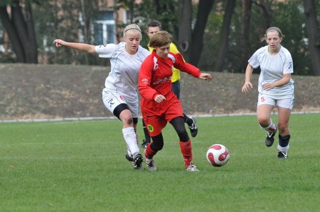 W akcji jedna z naszych najlepszych zielonogórskich Olga Wierzbicka (w środku) podczas meczu z Medykiem III Konin. Lechia pokonała rywalki 1:0.