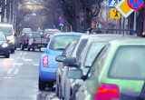 Lublin. Samochody zaparkowane na ul. Weteranów utrudniają ruch. Problem trwa od lat