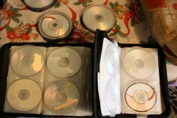 W mieszkaniach zatrzymanych policjanci znaleźli twarde dyski oraz płyty DVD