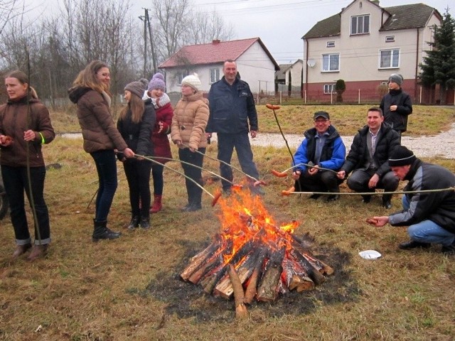 Choć rozrywek w ferie wielu nie mieli, z pewnością tej przyjemności - ogniska, mogą pozazdrościć młodzieży ze Stefanówka i Sielca koledzy z wielkich miast.