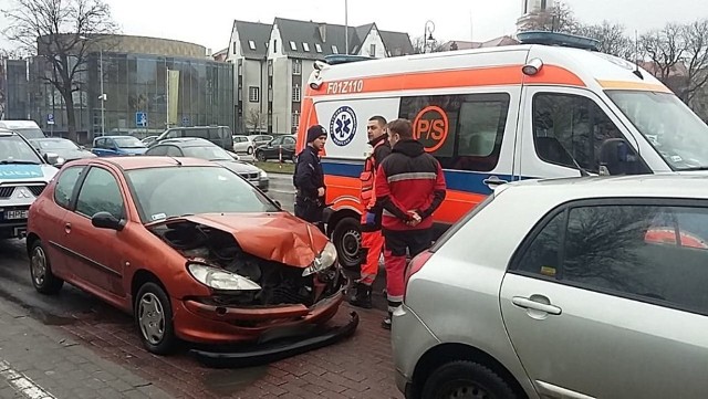 Do zdarzenia doszło w poniedziałek, 23 grudnia, na ul. Wojska Polskiego w Zielonej Górze. Kierująca peugeotem wjechała pod prawidłowo jadącą toyotę.Kierowca toyoty jechał ul. Wojska Polskiego w kierunku ul. Bohaterów Westerplatte. Z Placu Powstańców Wielkopolskich wyjeżdżał peugeot. Kierująca zrobiła to jednak tak nieostrożnie, że wjechała prosto pod toyotę. Kierujący toyotą robił co tylko mógł, żeby uniknąć zderzenia, ale nie udało mu się.Na zdarzenie najechali policjanci. Na miejsce została również wezwana ekipa karetki pogotowia ratunkowego. Kierująca peugeotem została przewieziona do szpitala na badania. Kobieta jest w ciąży. Samochody uczestniczące w zdarzeniu stoją na przystanku autobusowym. Na ulicy nie ma utrudnień w ruchu.Zobacz też: Pijany i naćpany kierowca motoroweru zatrzymany przez grupę policyjną SPEED