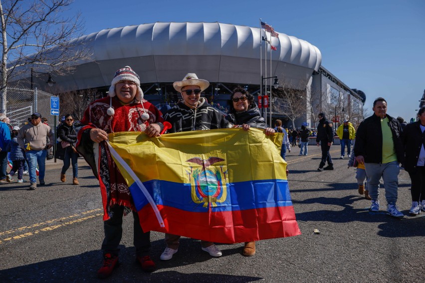 Kibice Ekwadoru przed stadionem