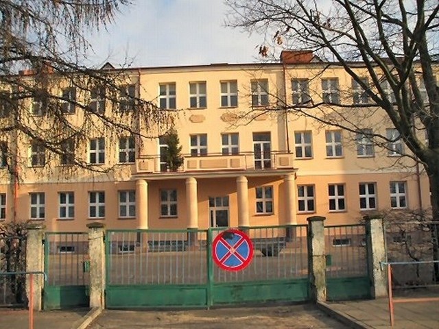 Niepubliczne gimnazjum jest utrzymywane przez fundację, która z kolei wynajmuje pomieszczenia w budynku Zespołu Szkół