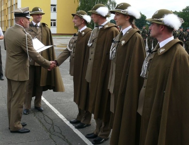 Dowódca 16 batalionu saperów ppłk Marian Szymula wręcza żołnierzom nominacje na wyższe stopnie.