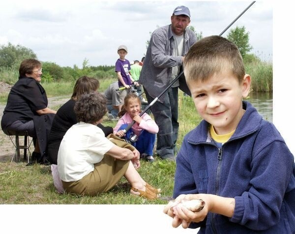 Złowiony okaz prezentuje jeden z najmłodszych wędkarzy zawodów, 5-letni Andrzejek Sołtys.