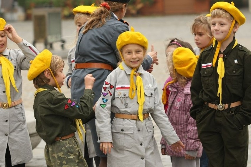 Ponad 200 harcerek na wrocławskim Rynku (ZDJĘCIA)